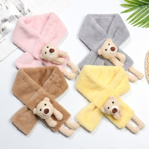 vier sjaals, kruislings gevouwen en paarsgewijs neergelegd, elk met een teddybeer aan een uiteinde. Ze hebben allemaal een andere kleur: roze, grijs, bruin en geel
