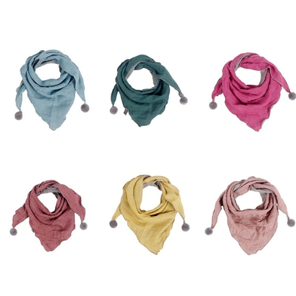 Driehoekige sjaals voor meisjes met een kleine pompon aan elk uiteinde, de - modellen liggen naast elkaar, alsof ze om de nek gewikkeld zijn, ze zijn er in verschillende kleuren: blauw, groen, roze, rood, geel en lichtroze