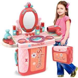 Kaptafel met spiegel en accessoires in rood en roze en een klein meisje staand met de kaptafel verpakt in een koffer