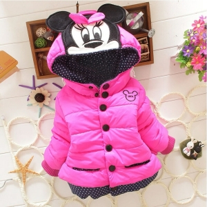 Disney Mickey en Minnie jas met muts voor een klein meisje op een tafel met een boeket bloemen