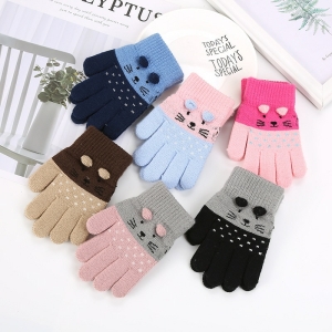 Schattige cartoon kat winter handschoenen voor meisjes verschillende kleuren op een tafel