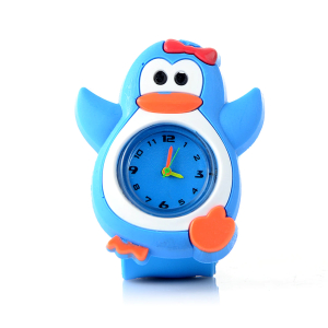 Meisjeshorloge in de vorm van een blauwwitte pinguïn met oranje pasta en een rood strikje