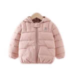 Warme roze donsjas met een blauw hertenlogo op een kleerhanger