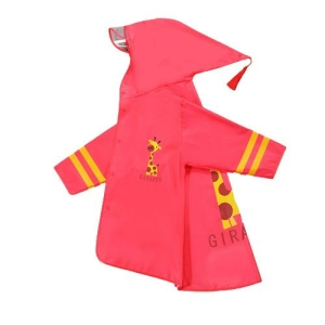 Waterdichte jas in rood met een giraffelogo op de voorkant en een ander op de achterkant