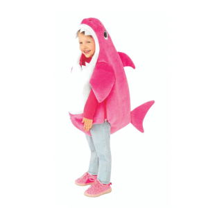 Roze haai vermomming gedragen door een meisje met roze schoenen