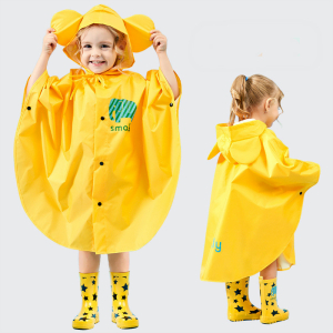 Gele mackintosh voor kinderen gedragen door een klein meisje met gele en zwarte regenlaarzen