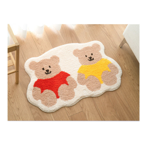Een vloerkleed voor een kinderkamer met een schattig cartoon teddybeer duo gekleed in een rode trui en de andere geel. De omslag is beige. Het vloerkleed ligt op een lichte houten vloer.
