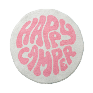 Een rond vloerkleed voor een wit met roze meisjesslaapkamer. Met de inscriptie happy camper in het midden.