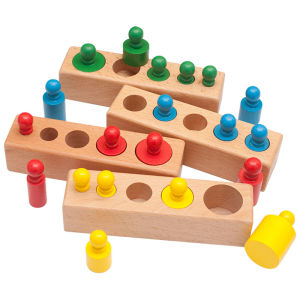 Montessori houten spellen 5 gaten met 4 rijen voor kleine meisjes gemaakt van hout met een witte achtergrond