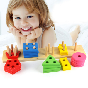 Kleurrijke houten Montessorispellen in geometrische vormen voor kleine meisjes met een lachend meisje op de achtergrond