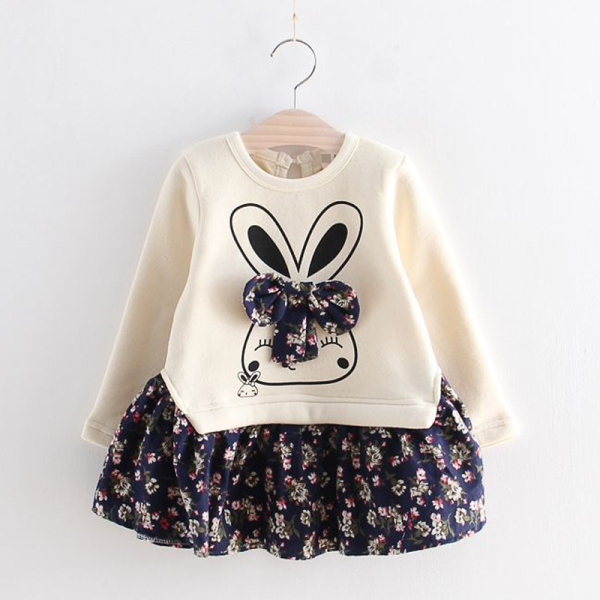 Jurk voor klein meisje gepresenteerd op een hanger de bovenkant is beige met een schattig dierenhoofd met een strik en de onderkant is donkerblauw