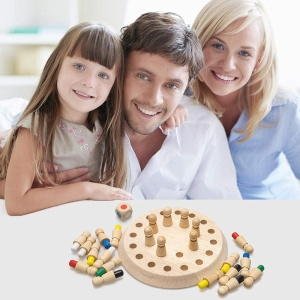 Een lichtbruin meisje zit op het hoofd van een ezelboer en een blond meisje zit haar op de hielen. Ze zitten voor een tafel waar het bordspel is uitgezet, met de stokjes verspreid over de tafel en een paar op het bord gestoken
