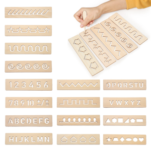 Verschillende houten plankjes om het alfabet, de cijfers en vormen in het algemeen te oefenen