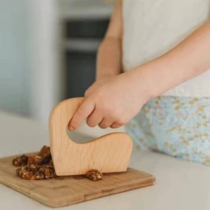 Minimesje van natuurlijk hout met een breed handvat, ideaal voor kinderen.