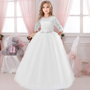 Lange witte jurk met strik gedragen door een jong meisje met gezicht naar voren
