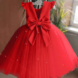 Rode tule jurk voor meisjes, hangend op een hanger