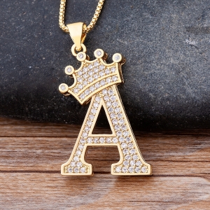 Een halsketting met de initiaal van de naam van een babymeisje met de letter A en een kroontje boven de letter. De verpakking is kleurrijk met de letter A en strassteentjes,