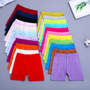 Tweeëntwintig kleurrijke boxershorts liggen in twee stapels op een blauwgrijze achtergrond: rood, parma, pruim, wit, koningsblauw, violet, groen, lila, geel, hemelsblauw, roze, lichtroze, fuchsia, cyaan, gebroken wit, zwart, marineblauw, paars, mosterdgeel, lichtgeel, lichtgroen en een decoratie van groene planten en katoen bloemen