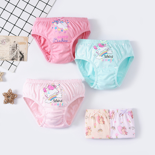 Set van vier onderbroeken op een lichte achtergrond, waaronder een onderbroek donkerroze bovenaan met een ontwerp van eenhoorn met een veelkleurige staart, gekleurde sterren en Happy Birthday, een blauw onderbroek en een lichtroze onderbroek onderaan, beide met een ontwerp van een eenhoorn die over een regenboog loopt en sterren en wolken, en twee onderbroeken helemaal onderaan gevouwen met verschillende eenhoorns in een ontwerp, regenboog, diamant en hart.