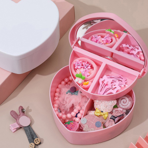 Roze meisjesjuwelendoos in hartvorm met verschillende juwelen
