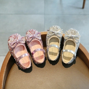 Prinses ballerina's met glinsterende strik voor meisjes met een tafel achtergrond met schoenen