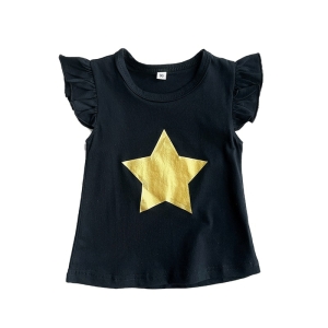 Op een witte achtergrond, een zwart T-shirt voor meisjes met korte mouwen met ruches en een centrale 5-punts gouden ster motief