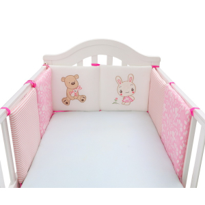 Wiegdekens met roze berenpatroon voor babymeisjes met witte achtergrond