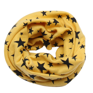Snood sjaal met geel sterpatroon voor meisjes met witte achtergrond