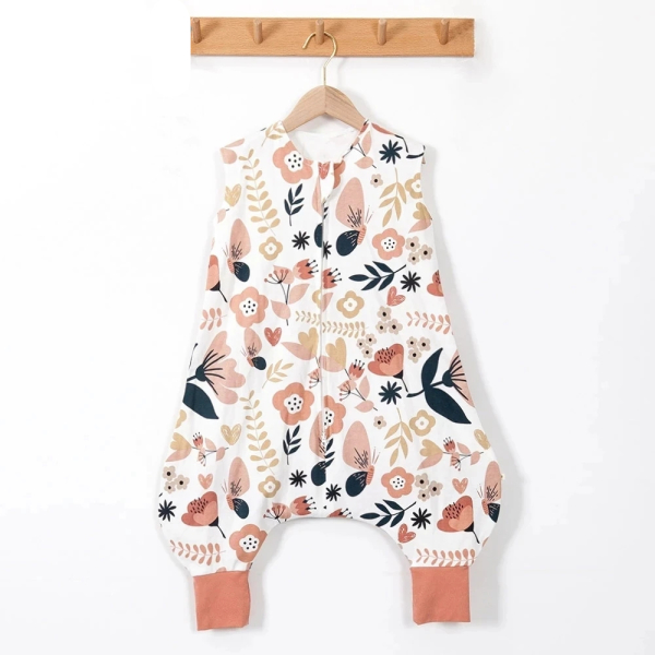 Roze en witte bedrukte slaapzak met voetjes, hangt aan een kleerhanger aan een kapstok