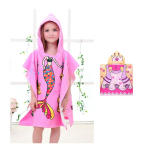 Jong meisje in een roze zeemeerminnenbadjas met capuchon