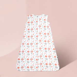 Witte mouwloze babyslaapzak met roze opdruk