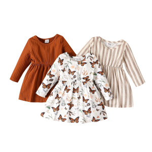 3 jurken met lange uitlopende mouwen op een witte achtergrond