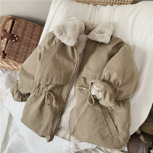 Beige gevoerde parka op een wit element in een kamer