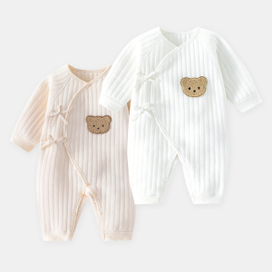 2 witte en roze pyjama's met lange mouwen en teddybeertjes op de voorkant