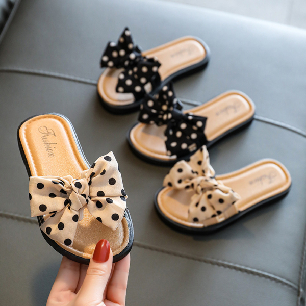 Twee paar zwarte en beige teenslippers met stippen