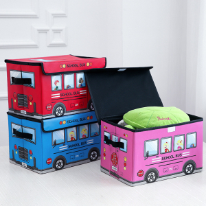 3 busvormige speelgoeddozen, één open met een groen kussen erin