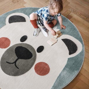 Teddybeerprint rond vloerkleed voor babymeisjeskamer met een houten achtergrond en een klein meisje op het vloerkleed