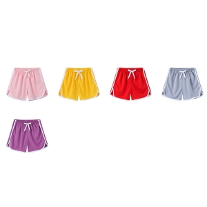 5 verschillende kleuren zwemshorts op een witte achtergrond