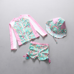 Roze en groen zwempak met t-shirt met lange mouwen, korte broek en muts