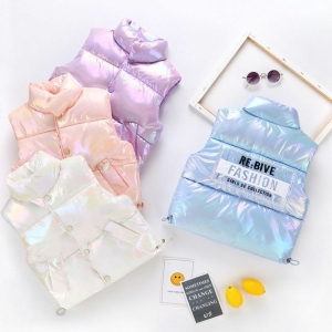 4 glanzende mouwloze donsjacks plat neergelegd, met accessoires eromheen