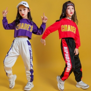 2 jonge meisjes poseren in joggingpakken en hiphop sweaters