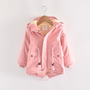 Roze parka jas met capuchon op een hanger