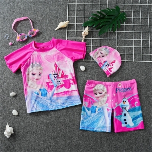 Roze Sneeuwkoningin T-shirt en zwemshort liggend op een grijze vloer met een huisdier en zwembril