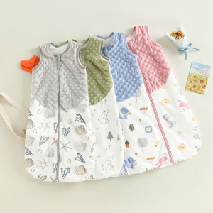 4 kleurrijke slaapzakken van twee materialen, met decoratieve elementen ernaast