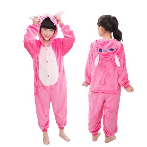 Jong meisje voor en achter met roze overpyjama met capuchon