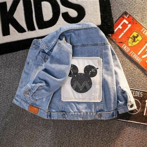 Blauw spijkerjack met zwart-wit Mickey-logo op de achterkant
