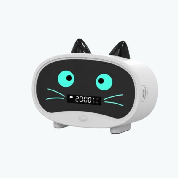 Een witte radiowekker met kattenoren is te zien tegen een witte achtergrond.