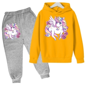Grijs trainingspak en gele eenhoorn trui