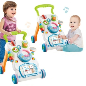 Een kind en een baby spelen met de muzikale rollator
