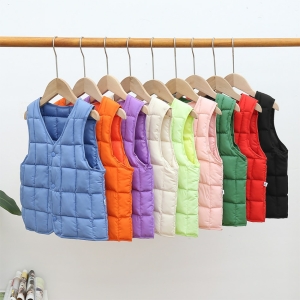 9 modellen mouwloze donsjacks in verschillende kleuren die aan een rek hangen